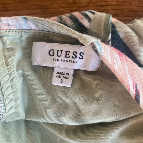 Guess Tropical Mini skirt size small - Picture 3 of 3